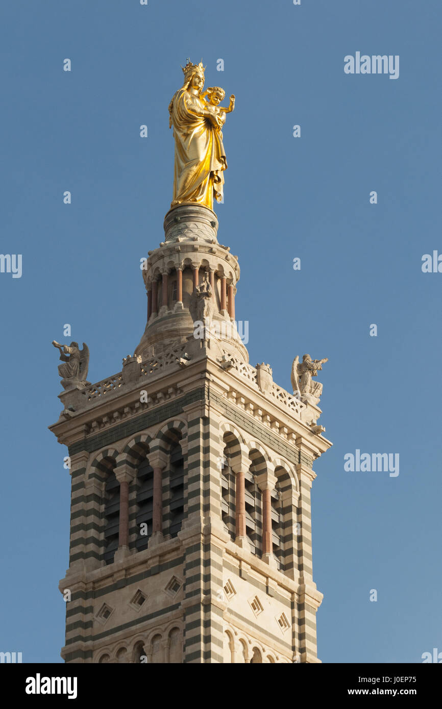 Francia, Marsella, la Basílica de Notre Dame de la Garde, campanario con la estatua de la Virgen y el niño Foto de stock
