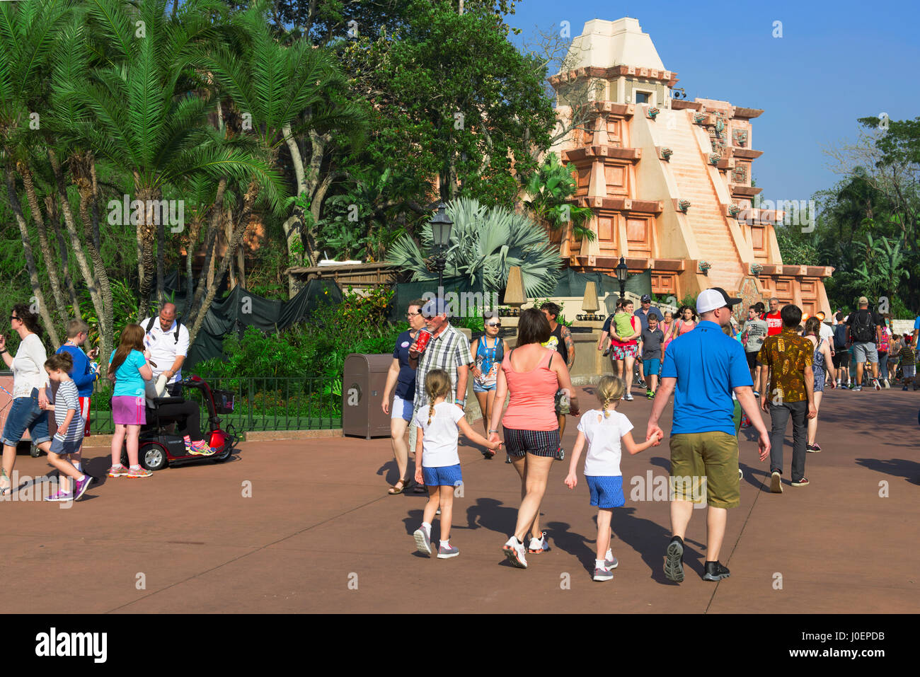 La gente, la familia caminando a Epcot, el Pabellón de México, Disney World, Orlando, Florida Foto de stock