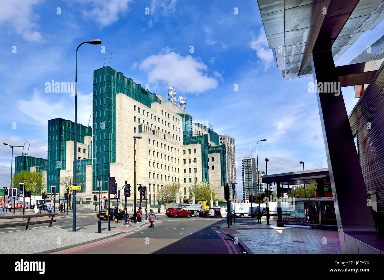Londres, Inglaterra, Reino Unido. Edificio SIS: la sede del MI6, el servicio secreto, a 85 Albert Embankment, Vauxhall Cross, en el South Bank. Vista desde Vau Foto de stock