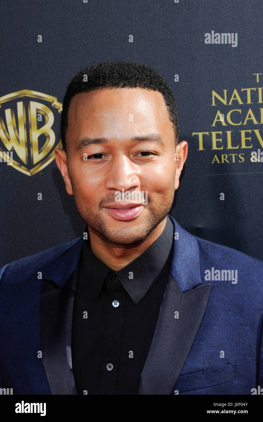 El cantante John Legend asiste al 42º Día Anual de Premios Emmy en Warner Bros Studios en abril 26th, 2015 en Burbank, California. Foto de stock