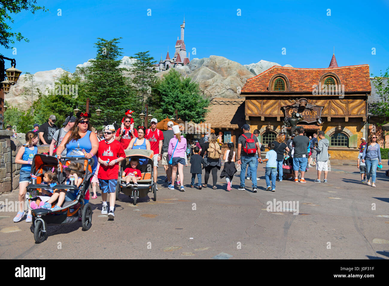 Familia, familias con niños, niños en cochecitos, Disney World, Orlando, Florida Foto de stock