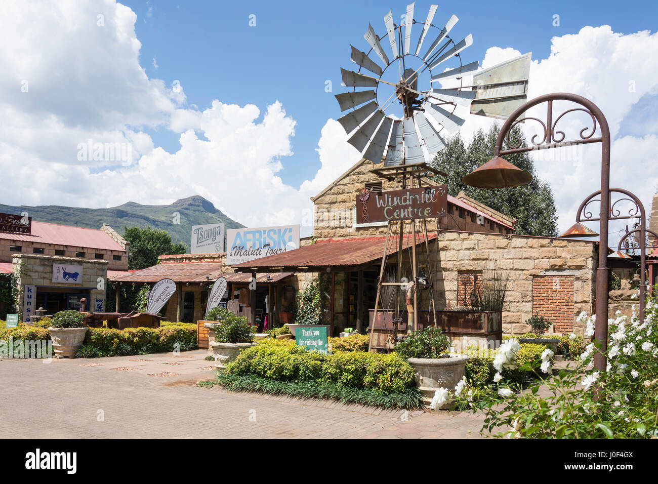 Centro de molinos de viento, la calle principal de tiendas, Clarens, de la provincia de Free State, Sudáfrica Foto de stock