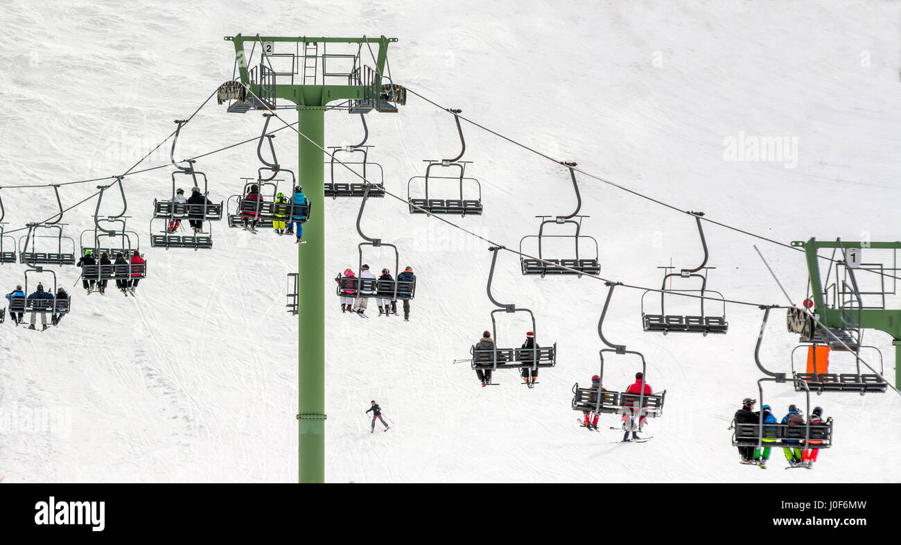 Fila de telesillas. Le Mont Dore ski resort, Auvergne, Francia Foto de stock