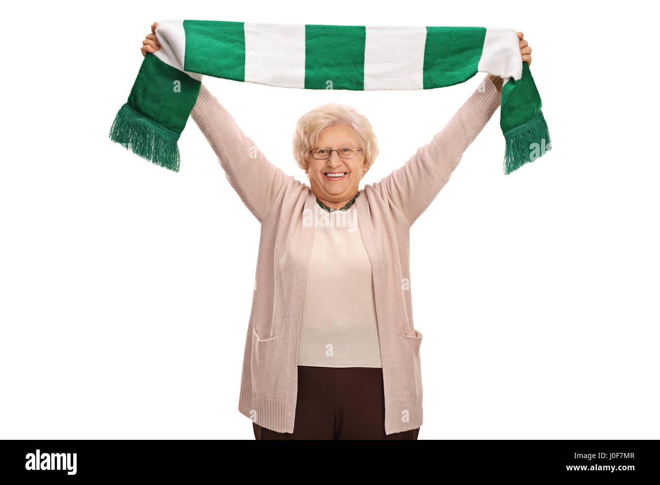 Contentos ancianos fan de fútbol sosteniendo una bufanda aislado sobre  fondo blanco Fotografía de stock - Alamy