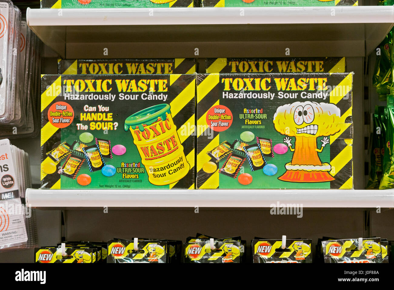 Residuos Tóxicos Hazardously las golosinas ácidas para venta en It'sazúcar en Broadway en Greenwich Village, Manhattan, Ciudad de Nueva York Foto de stock