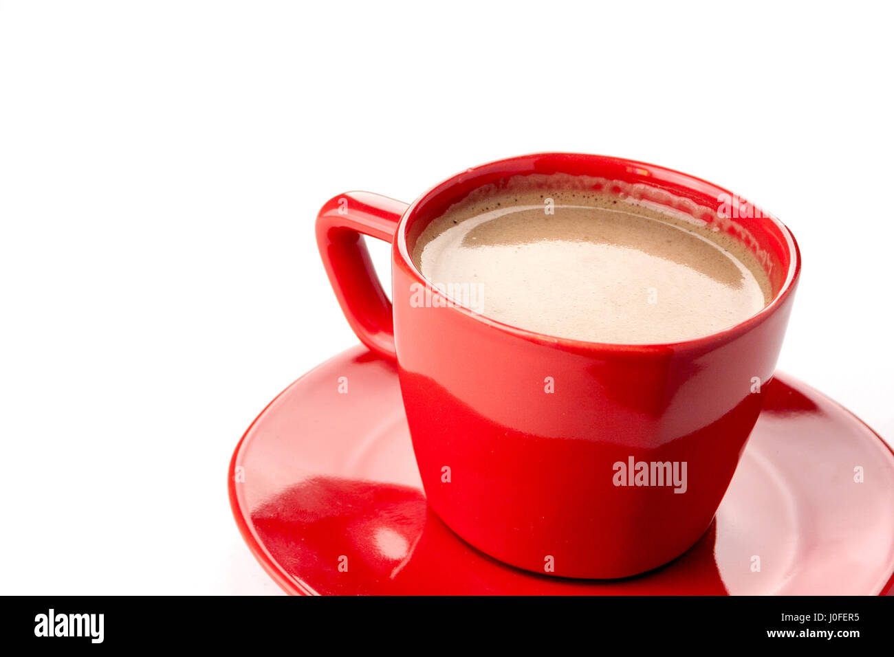 Chocolate caliente en una taza roja con platillo Foto de stock