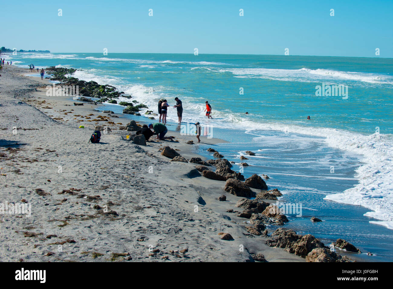 La línea de costa de la playa rocosa Foto de stock
