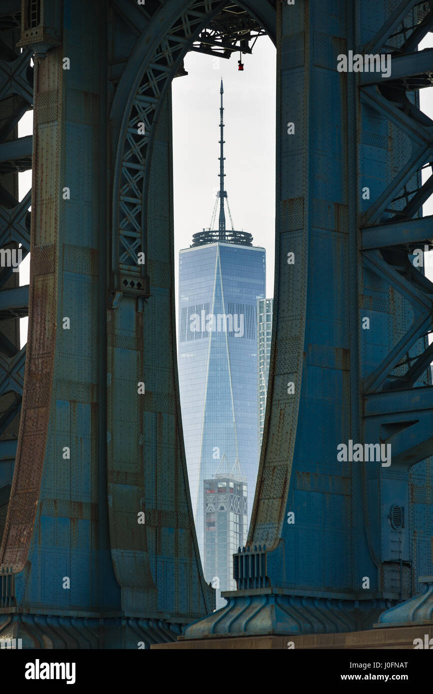 World Trade Center a través de las patas del puente de Manhattan, Nueva York, EE.UU. Foto de stock