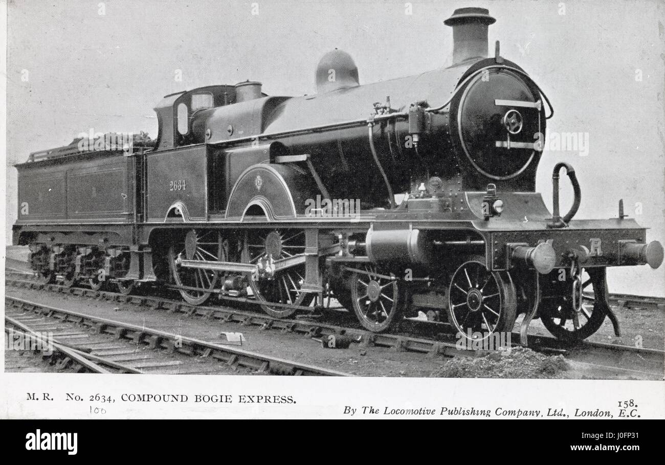 Un antiguo ferrocarril Midland 4-4-0, compuesto de tres cilindros de clase  4P piloteando un tren de doble cabeza pasado un impresionante conjunto de  semáforos señales. C1955 Fotografía de stock - Alamy