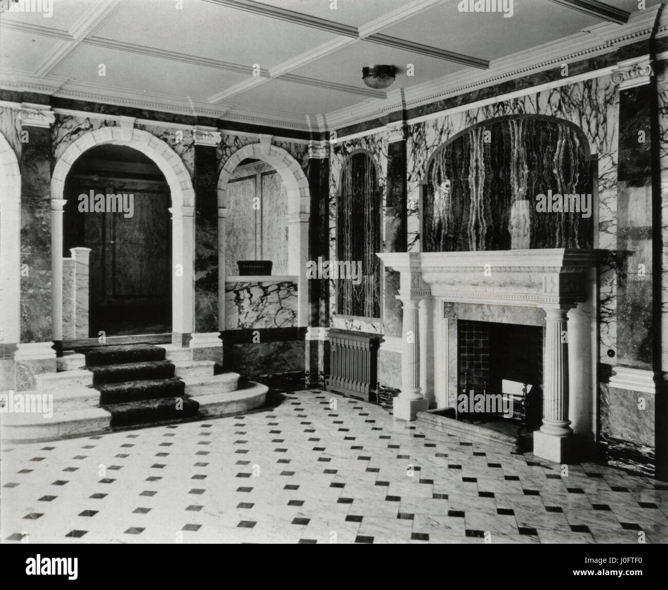 Institución de Ingenieros Mecánicos sede, salón de té, (Marble Hall), mostrando la escalera Foto de stock