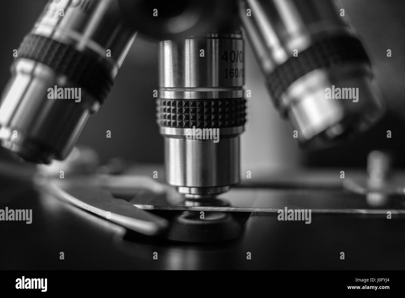 Microscopio óptico. Microscopio es utilizado para realizar experimentos de investigación planificada, educativas, demostraciones de médicos y laboratorios clínicos. Foto de stock