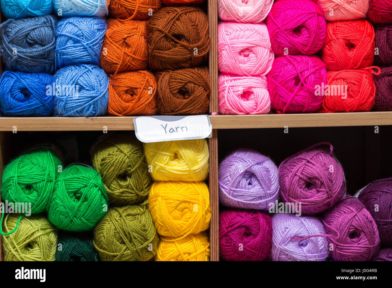 Los estantes con coloridas bolas de hilo en la tienda Foto de stock