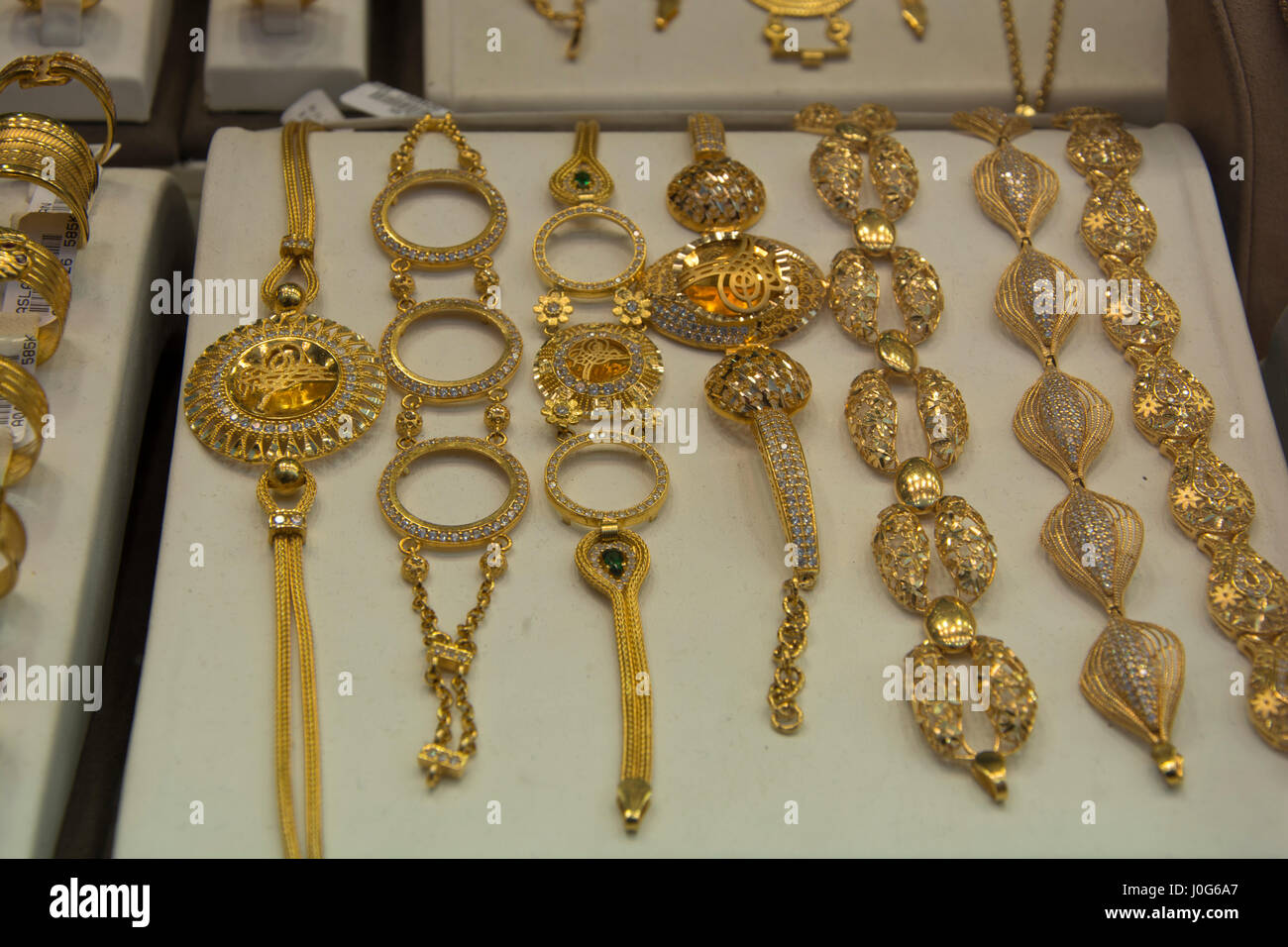 Pulseras de oro en diversos modelos. Ambas joyas e inversión Fotografía de  stock - Alamy