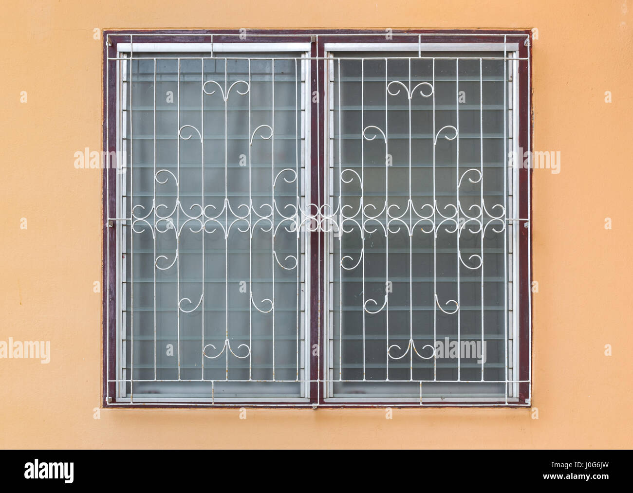 Ventanas persianas vidrio esmerilado de acero curva naranja en muro de hormigón Fotografía de stock - Alamy