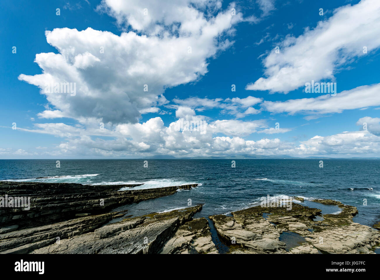 Slieve League a lo largo de la bahía de Donegal, en Mullaghmore Head, en el condado de Sligo, Irlanda Foto de stock