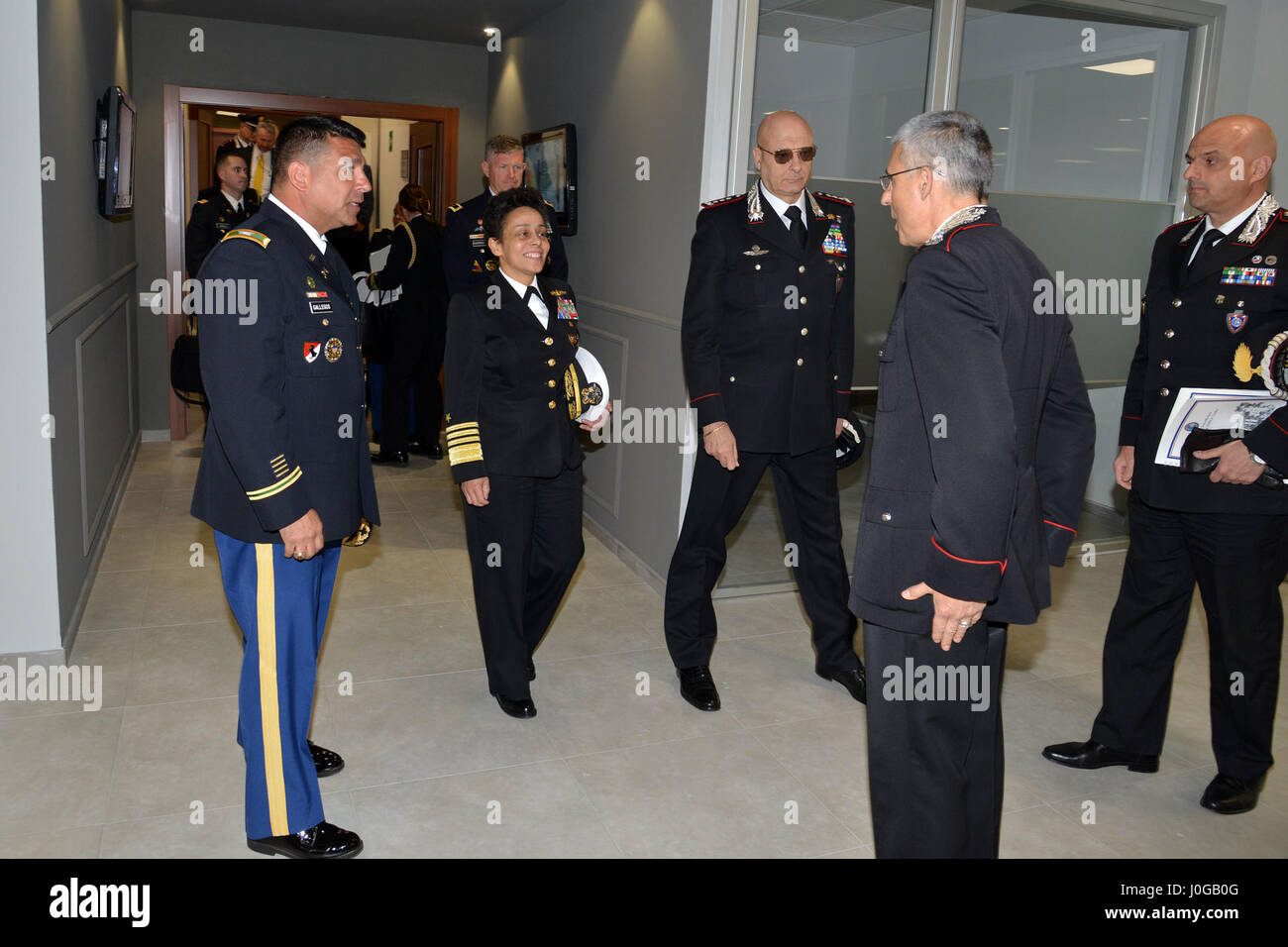 Almirante Michelle Howard, Comandante de la OTAN JFC-Nápoles, observa la habitación área de formación "Magistra" durante la visita al centro de excelencia para unidades de policía de estabilidad (CoESPU) Vicenza, 10 de abril de 2017. (Ee.Uu. Foto del ejército por información visual especialista Paolo Bovo/liberado) Foto de stock