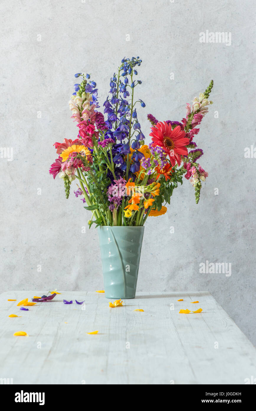Bouquet de flores sobre la mesa blanca Foto de stock