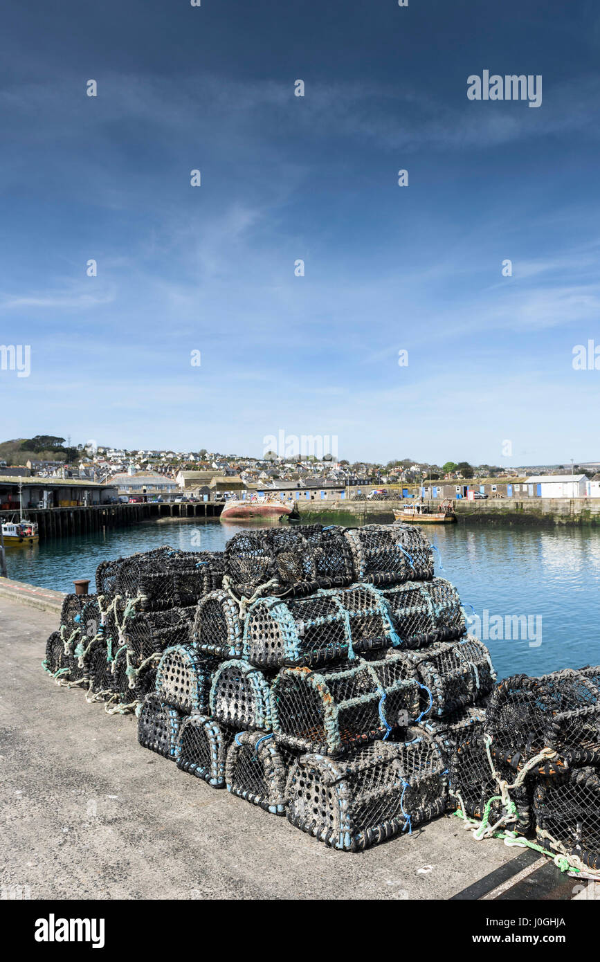 Puerto pesquero de Newlyn ollas de langosta Muelle Puerto Puerto industria pesquera de la costa de Cornwall escena costera Foto de stock