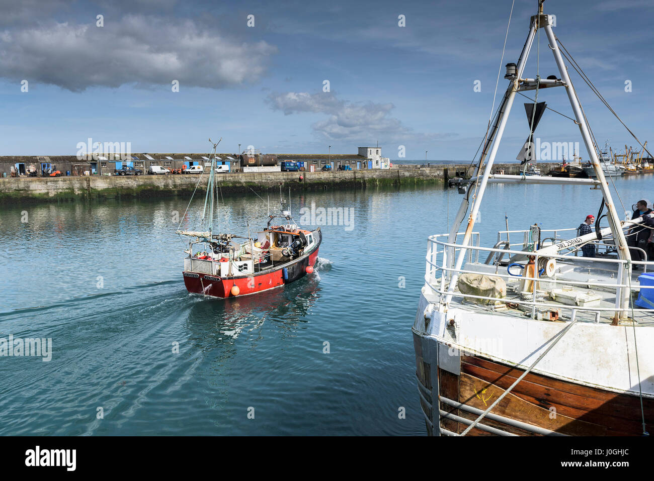 Newlyn Puerto Pesquero puerto puerto barcos pesqueros costeros de la costa de Cornwall escena Foto de stock