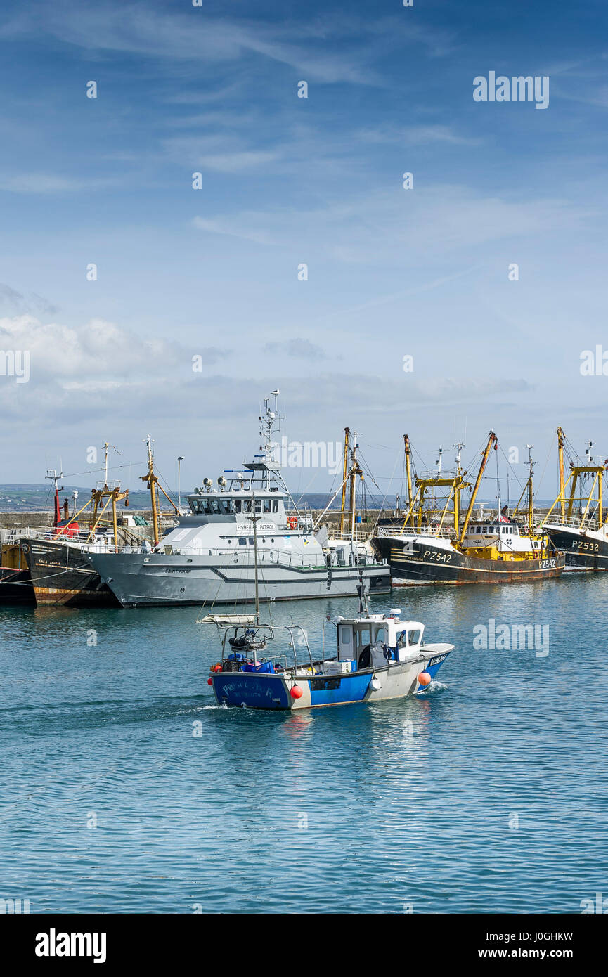 Newlyn; Puerto Pesquero; WH264 Prospector; puerto; puerto; barco de pesca; el buque de pesca, barcos de pesca, los barcos de pesca; dejando harbour Foto de stock