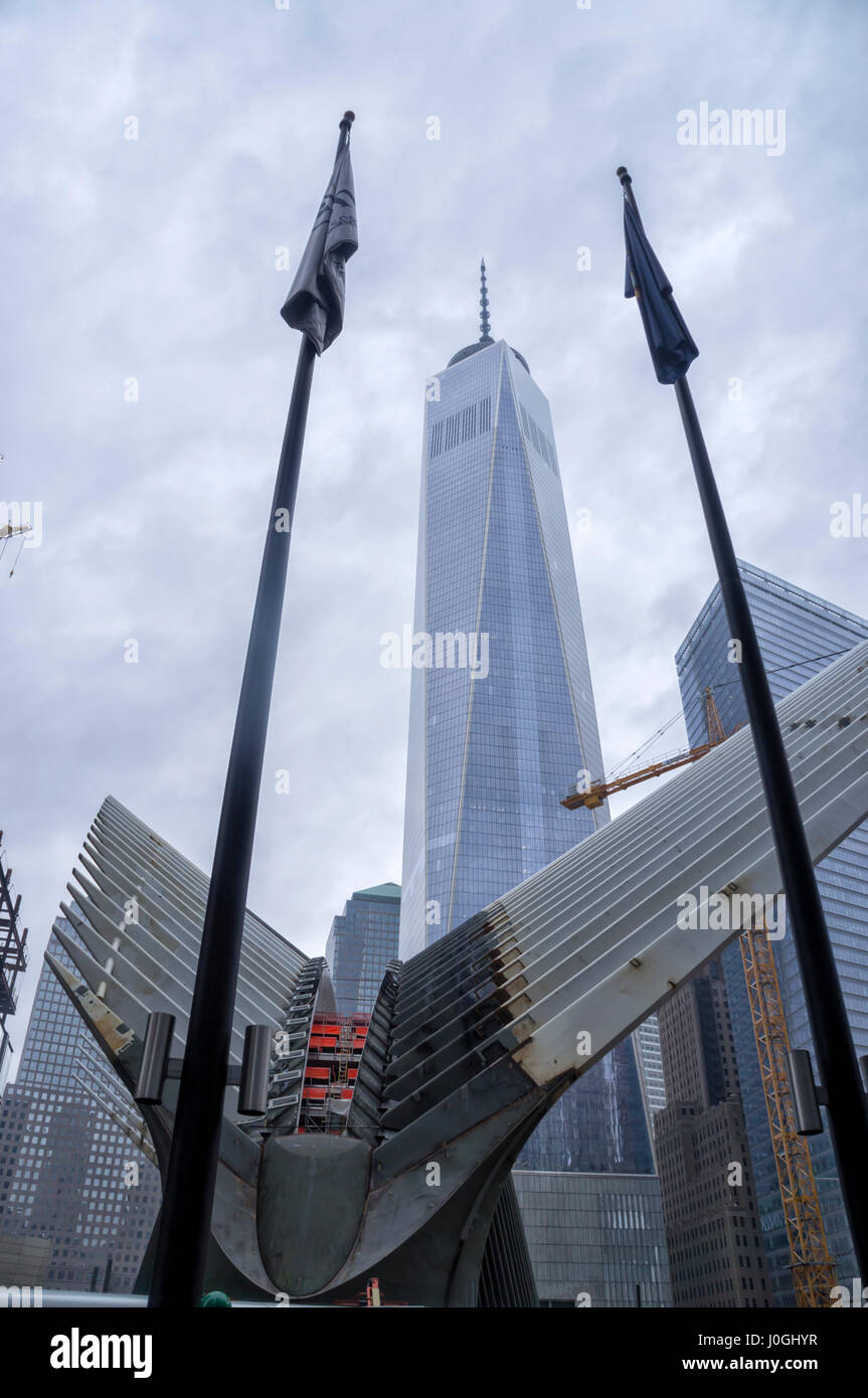Un Centro Mundial de Comercio, Transporte y Construcción Hubin Flags New York City (NYC), rascacielos, iconic Foto de stock
