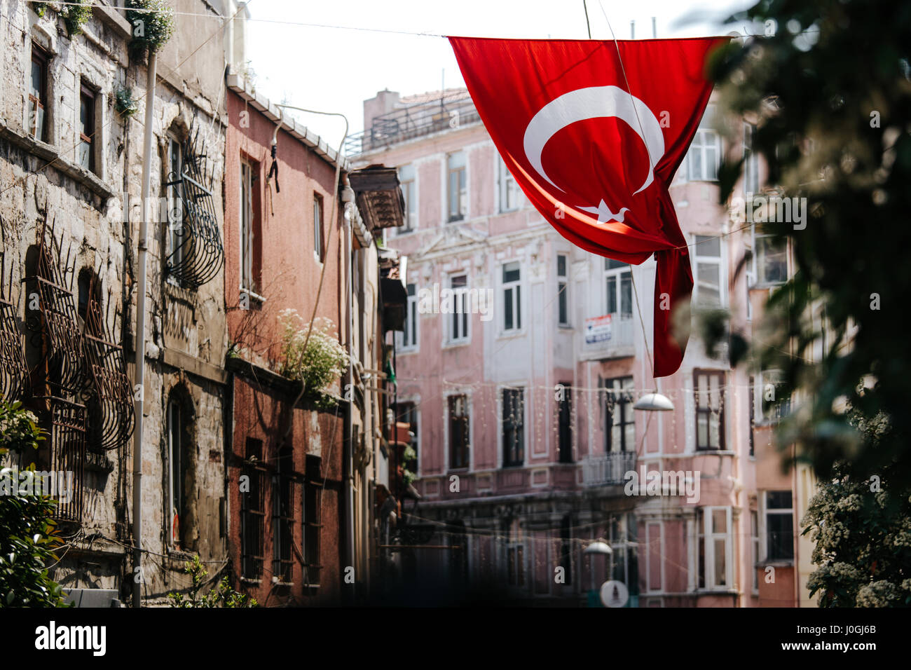 Bandera turca se presenta en las calles de Estambul, Turquía Foto de stock