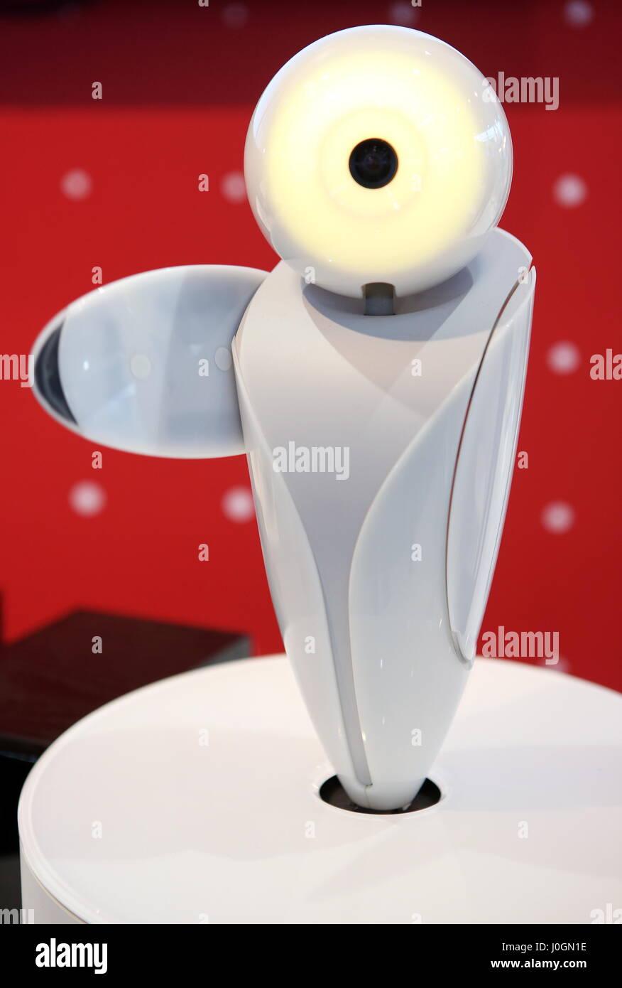Hannover, Alemania. El 19 de marzo, 2017. "RoboPin', hablando mediador-robot de Fujitsu con inteligencia artificial, por ejemplo, utilizables en los hoteles. CeBIT 2017, feria TIC, plomo tema 'd!conomía - sin límites". Photocredit: Christian Lademann Foto de stock
