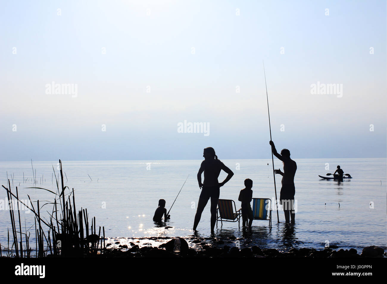 Vacaciones en familia en un lago Foto de stock