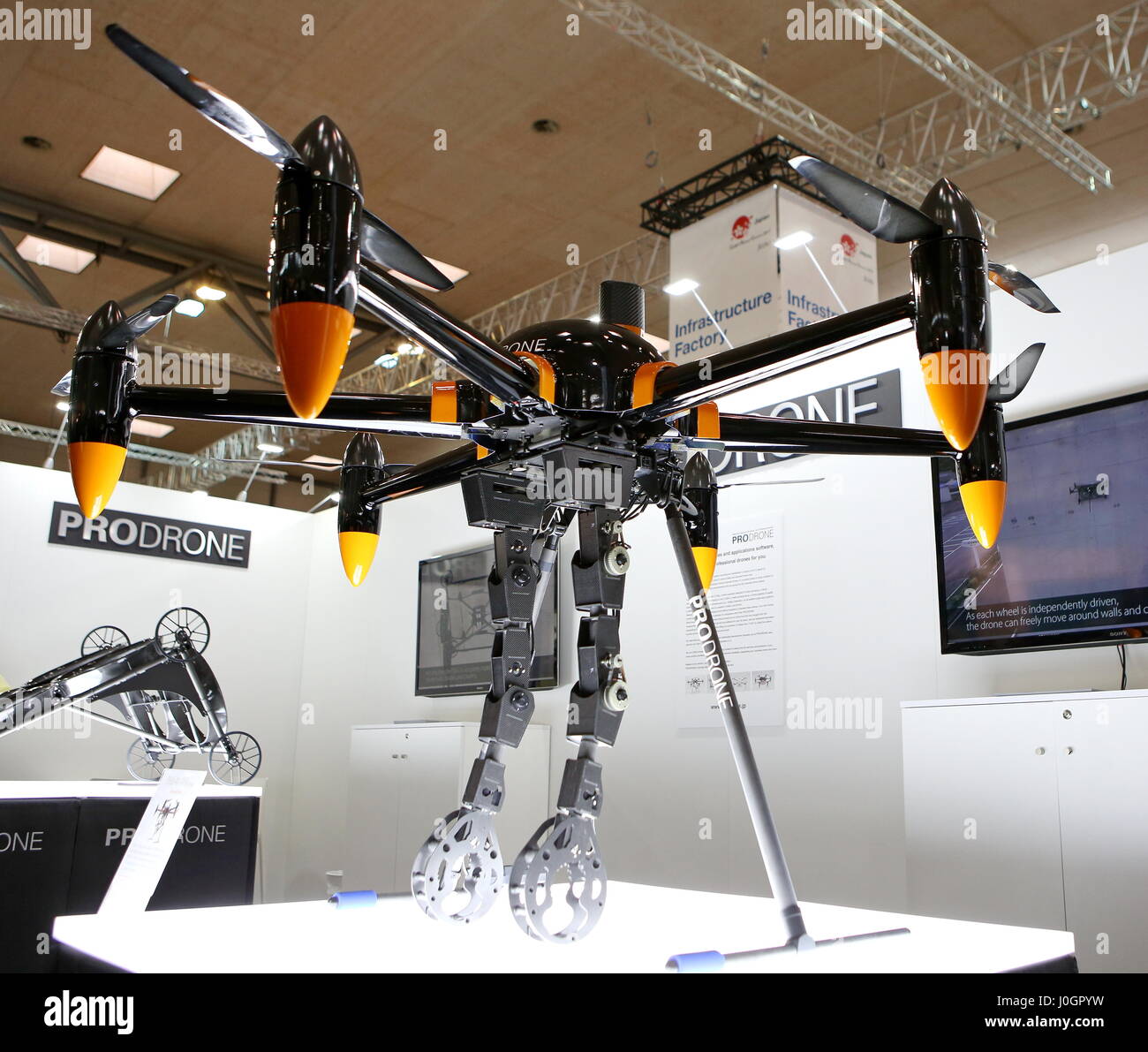 Hannover, Alemania. 21 de marzo, 2017. Hexacopter drone PD6B-AW-Brazo por  Prodrone (Japón) con dos brazos de pinzas. CeBIT 2017, feria TIC, plomo  tema 'd!conomía - sin límites". Photocredit: Christian Lademann Fotografía  de