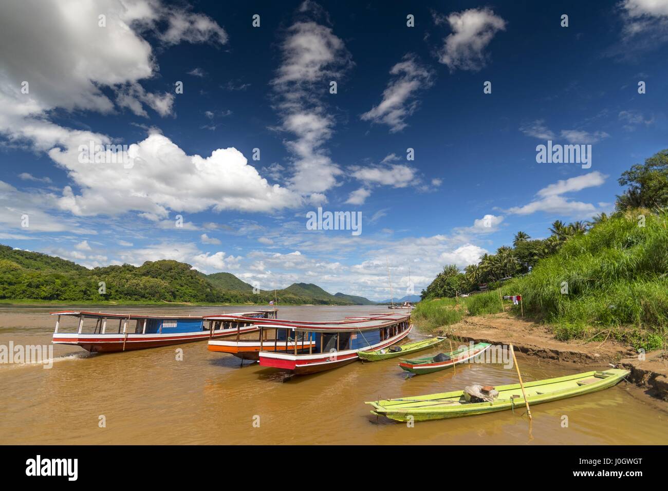 Río turístico en barco por el río Mekong, Luang Prabang, en Laos, en Asia. Foto de stock
