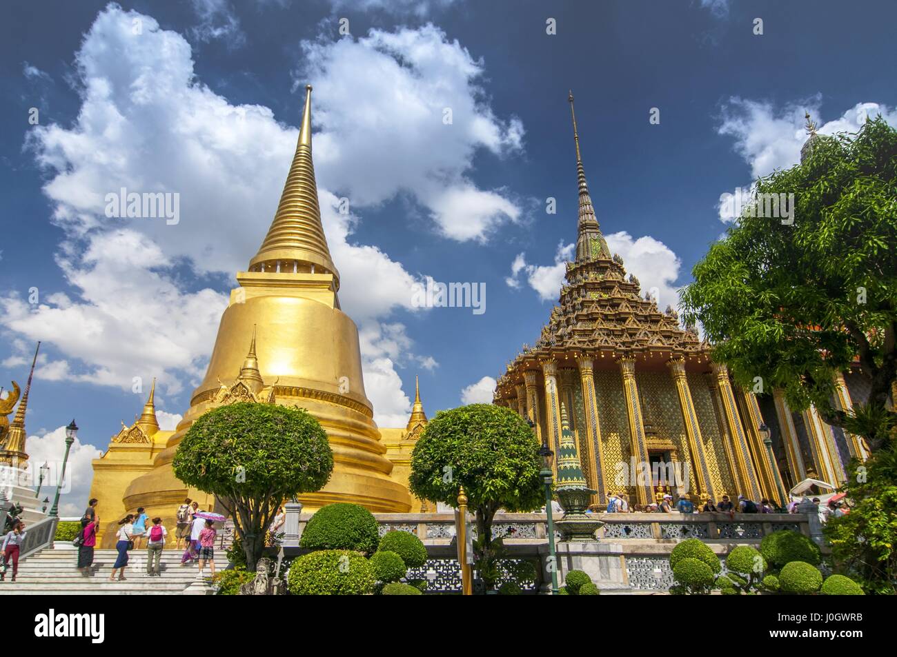 Royal Panthenon llamado Prasat Phra Thap Bidon, detrás de un dorado Phra Si Rattana Chedi, el Grand Palace, Bangkok, Tailandia Foto de stock