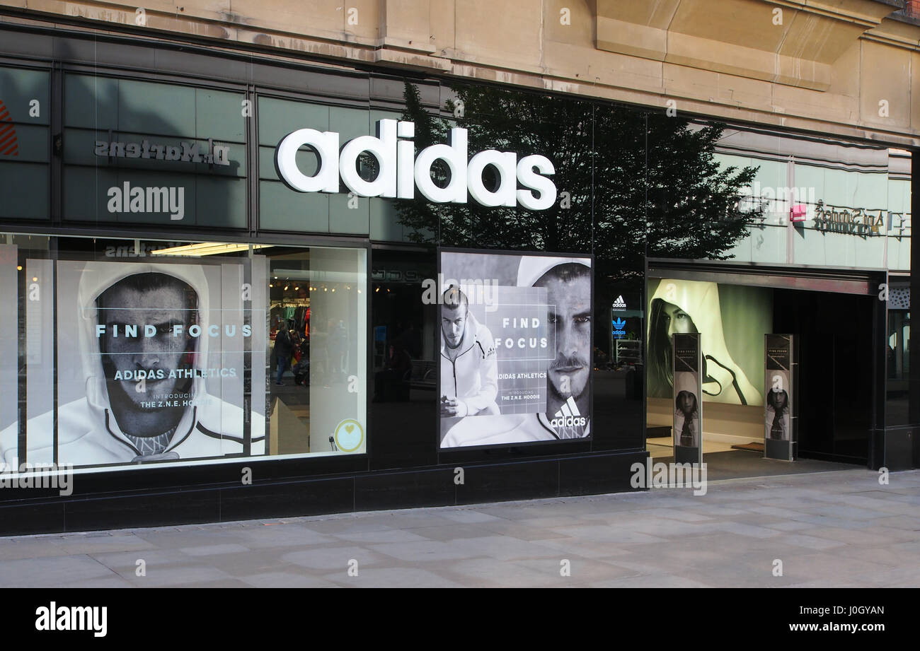 Manchester City Centre sucursal de la tienda de ropa deportiva de Adidas,  con el exterior de la tienda, mostrando la pantalla de la ventana con David  Beckham Fotografía de stock - Alamy