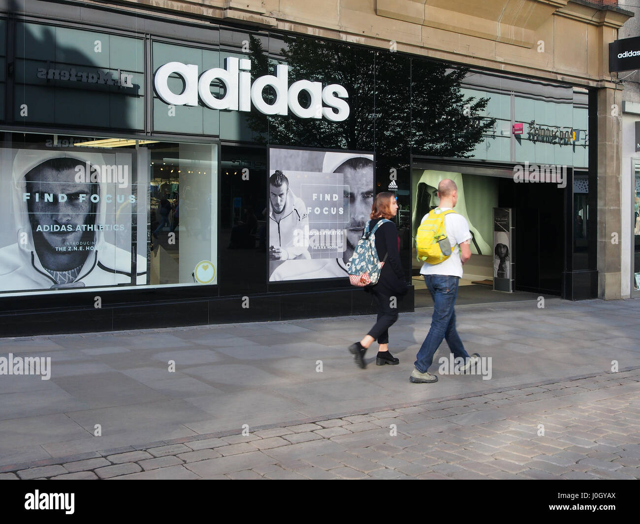 tonto Tiempos antiguos Bungalow Adidas shop front fotografías e imágenes de alta resolución - Alamy