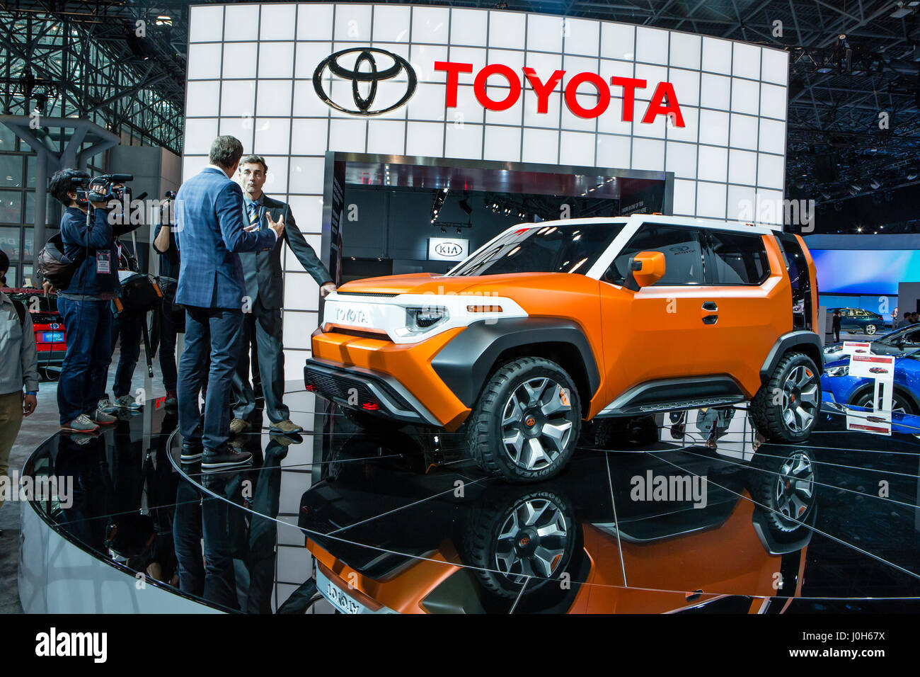 Nueva York Estados Unidos 12 Abr 17 Toyota Mostro Su Ft 4x Concept Suv En El Show El Suv Tiene Algunas Caracteristicas Inusuales Incluyendo Un Panel Extraible Que Revela Una Imagen De La