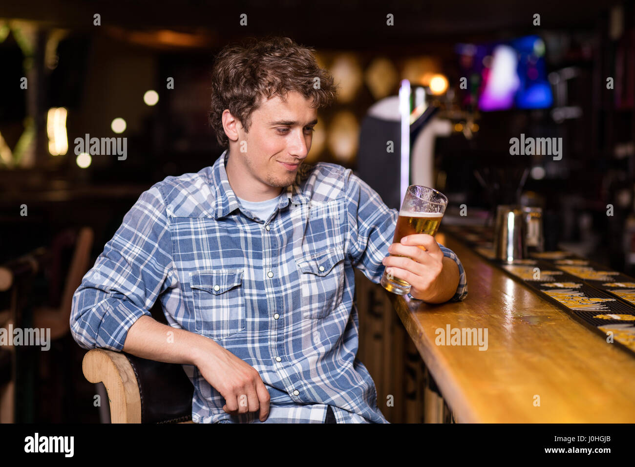 Solo Hombre bebiendo cerveza en el bar o pub, disfrutando del sabor  Fotografía de stock - Alamy