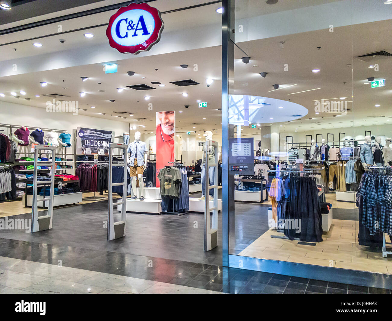 Nowy Sacz, Polonia - Marzo 29, 2017: parte delantera de la tienda C&A . C&A ( Clemens & agosto) es una cadena holandesa tiendas de moda tiendas de ropa Fotografía de stock - Alamy