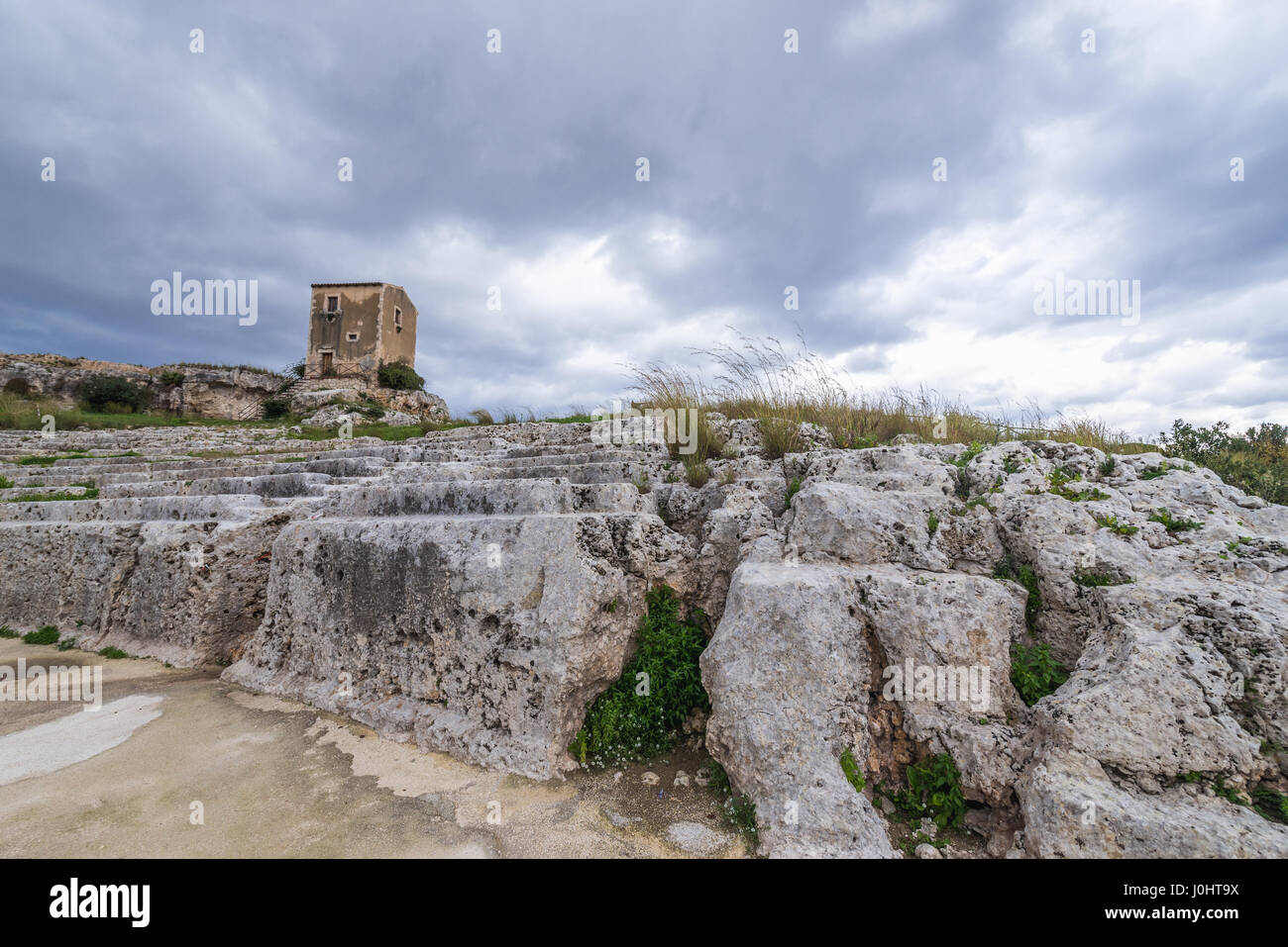 Las antiguas ruinas del teatro griego del siglo V A.C. en el Parque Arqueológico de Neapolis, en la ciudad de Siracusa, Sicilia, Isla, Italia Foto de stock