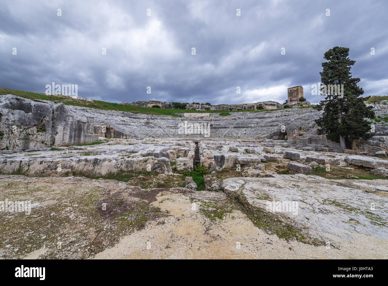 Vista sobre las antiguas ruinas del teatro griego del siglo V A.C. en el Parque Arqueológico de Neapolis, en la ciudad de Siracusa, Sicilia, Isla, Italia Foto de stock
