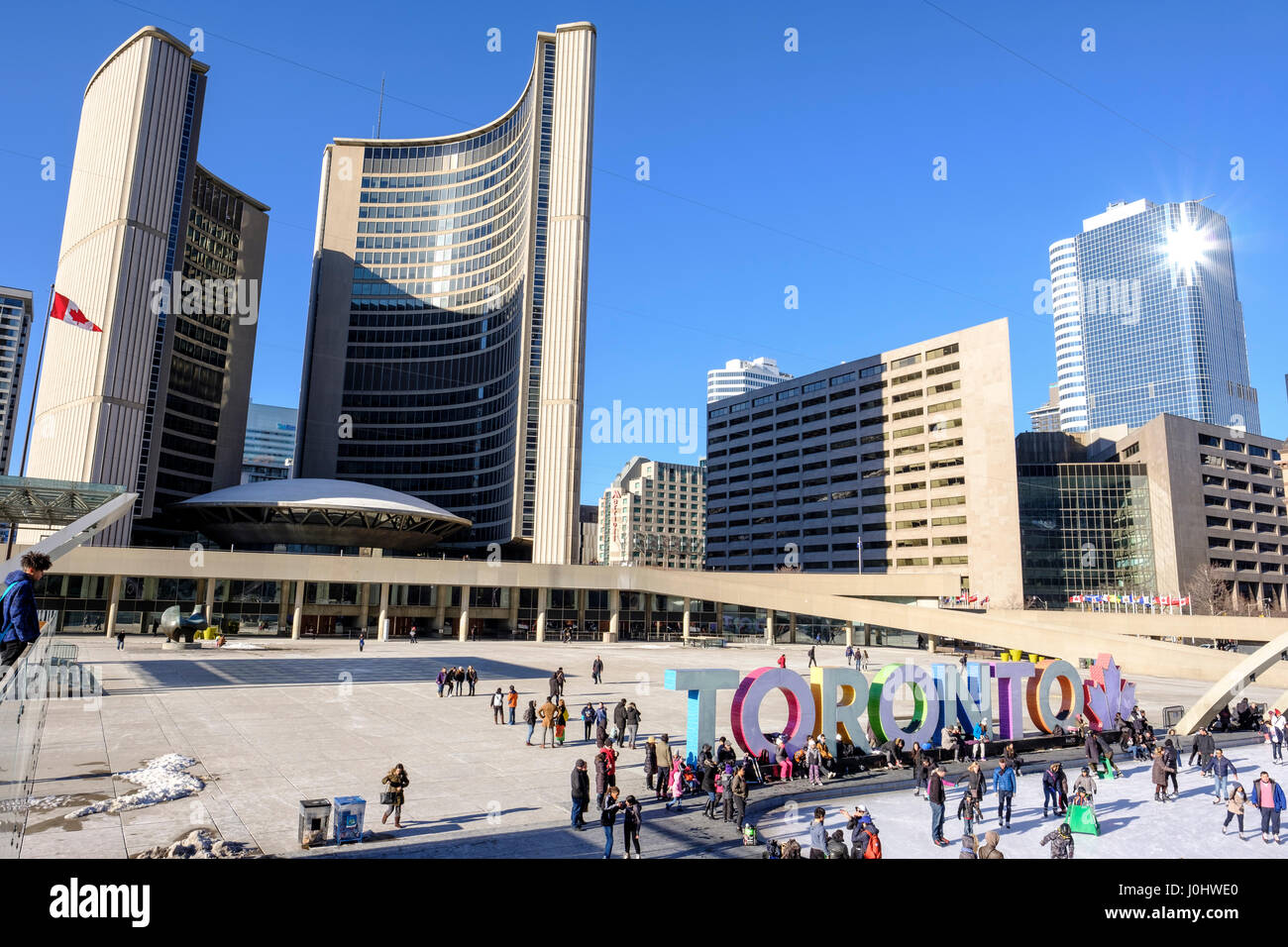 Toronto City Hall, Nathan Phillips Square en invierno, pista de patinaje sobre hielo, signo de Toronto, la gente en el centro de Toronto, Ontario, Canadá. Foto de stock