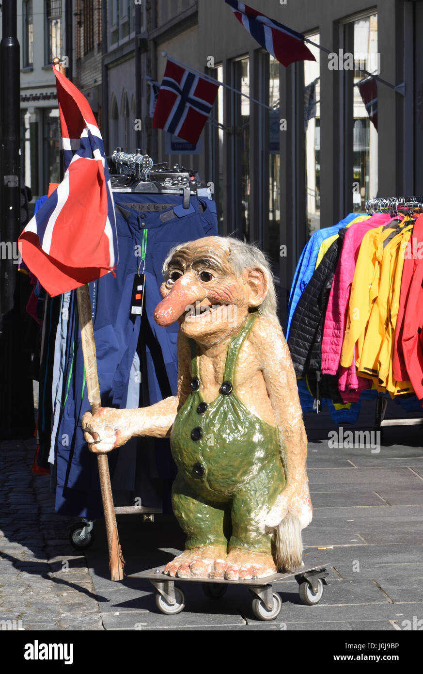 Un simpático troll, llevando la bandera noruega está fuera de una tienda en Alesund. Ålesund, Møre og Romsdal, Noruega. Foto de stock