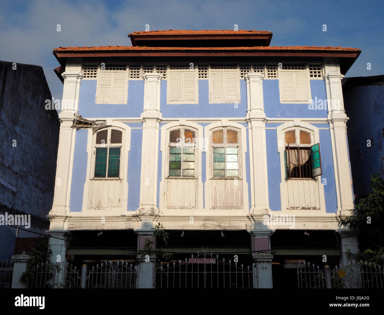 Hotel con arquitectura tradicional china en 100 Cintra Street en Penang, Malasia Foto de stock
