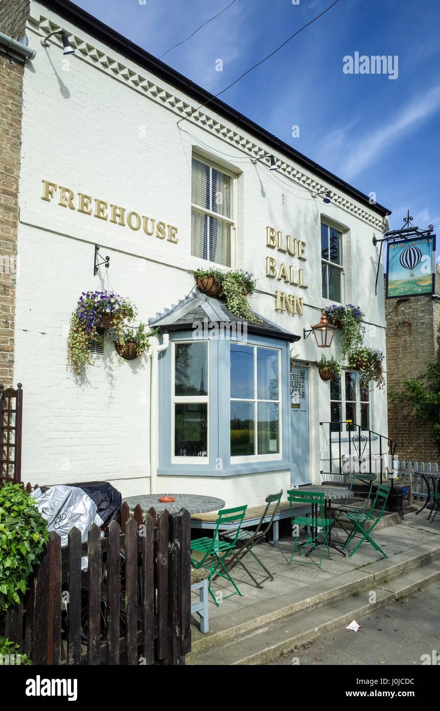 La bola azul public house (pub) en Grantchester cerca de Cambridge, Reino Unido, dice que ha sido nombrado después del aterrizaje de un globo de aire caliente en un campo cercano Foto de stock
