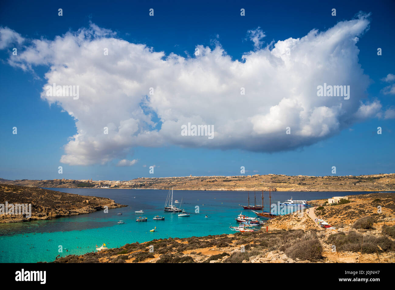 Blue Lagoon, Malta - Bellas nubes sobre Malta la famosa Laguna Azul de la isla de Comino con la isla de Gozo y Mgarr town en el fondo Foto de stock