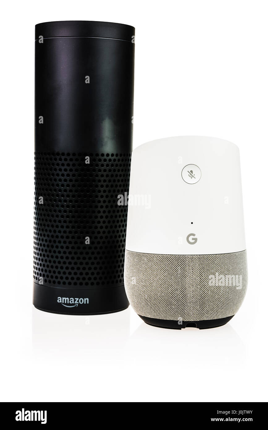 Página principal de Google y Amazon Eco altavoces inteligentes. Ambos ofrecen ayudantes personales, activado por voz y reproducción de música control de automatización del hogar. (Fondo blanco) Foto de stock