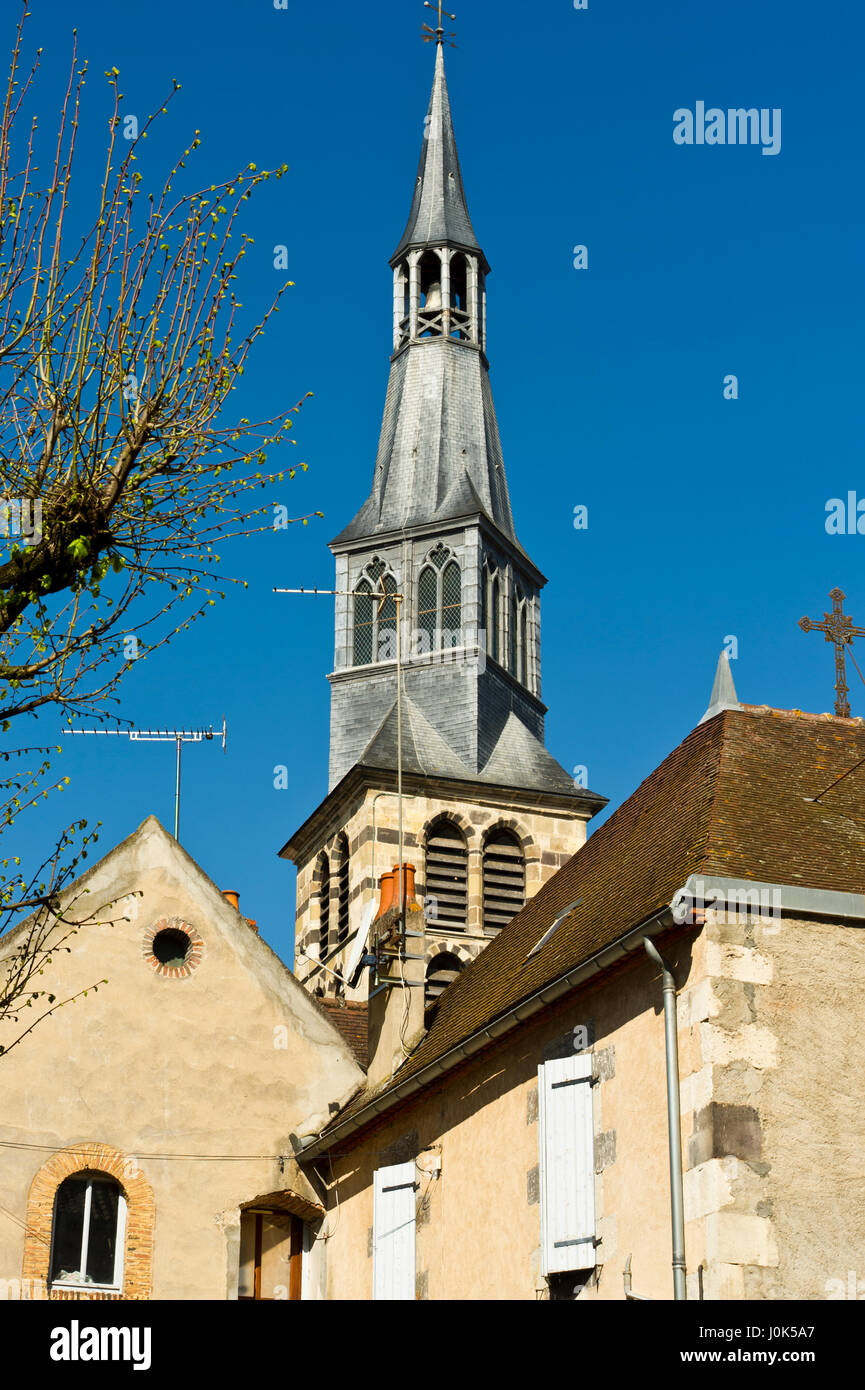 La torre de la Iglesia, St Pourcain-sur Sioule, Allier, Auvernia, Francia Foto de stock