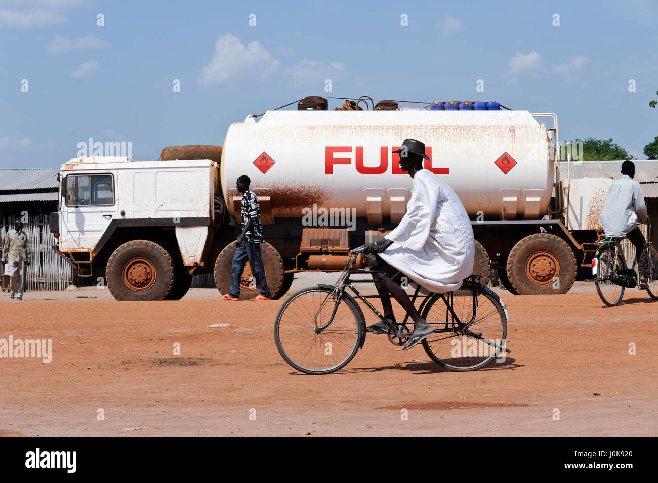 Sudán Sur de la región de Bahr el-Ghazal, Estado de Lagos, la ciudad cuibet, camión cisterna de combustible / demandó-Sudán región de Bahr el-Ghazal, Estado de Lagos, Cuibet, Treibstoff Tankwagen Benzin, die Preise sind durch inflación und ein embargo des Nordsudan astronomisch hoch Foto de stock