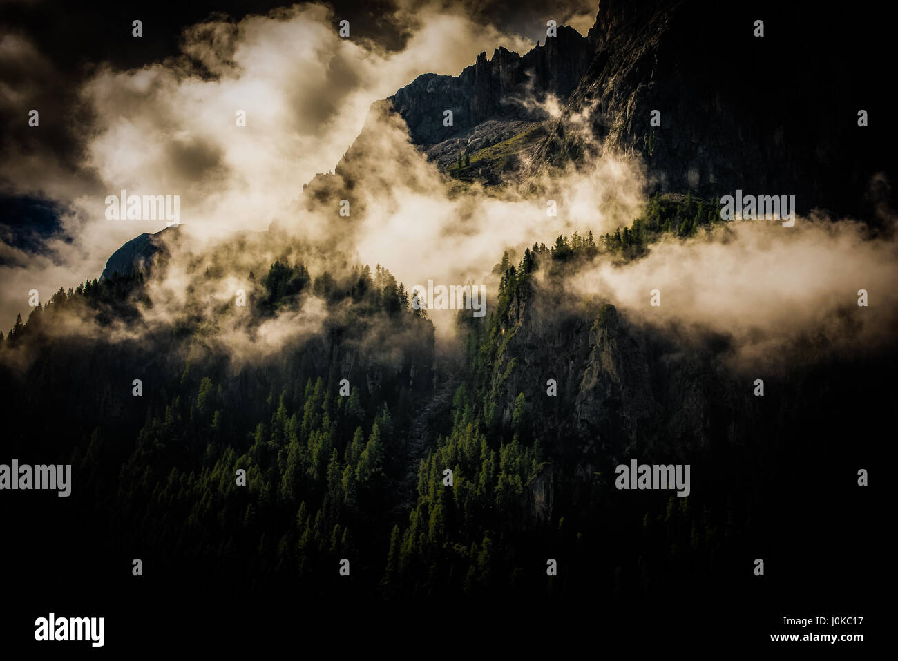 Nubes en los Dolomitas Foto de stock