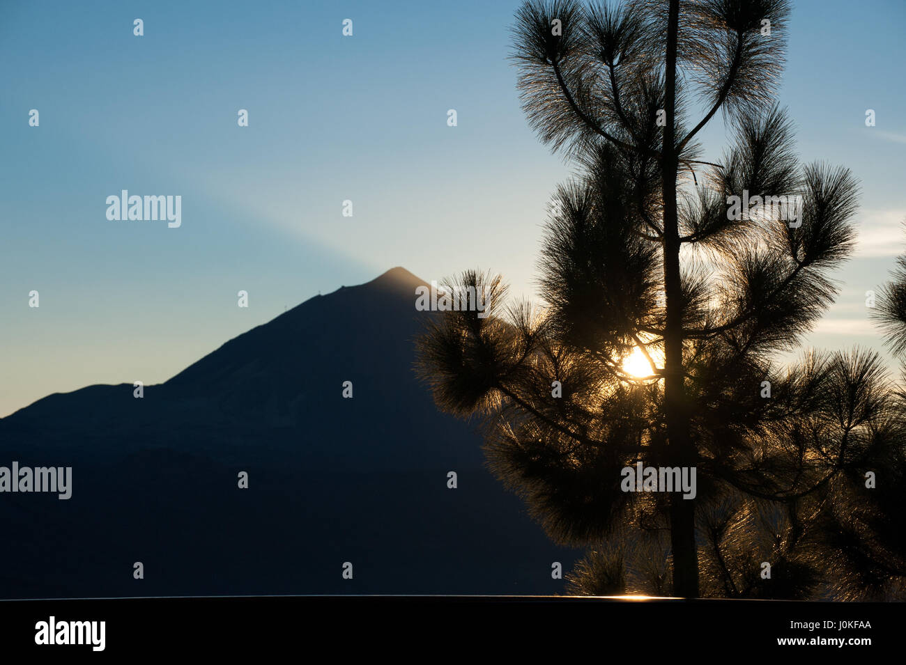 Hermosa vista de la puesta de sol desde el Mirador de Chipeque en volcán Teide, España Foto de stock