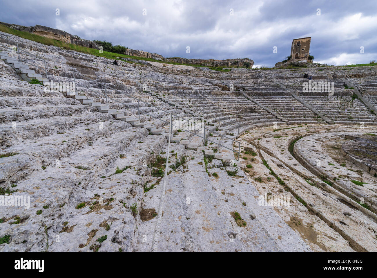 Auditorio de antiguas ruinas del teatro griego del siglo V A.C. en el Parque Arqueológico de Neapolis, en la ciudad de Siracusa, Sicilia, Isla, Italia Foto de stock