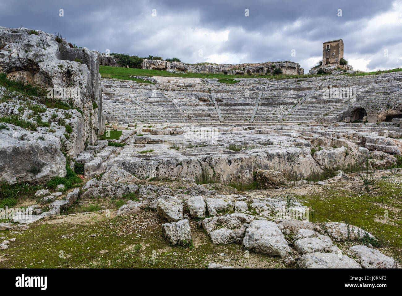 Etapa y la cavea de antiguas ruinas del teatro griego del siglo V A.C. en el Parque Arqueológico de Neapolis, en la ciudad de Siracusa, Sicilia, Isla, Italia Foto de stock
